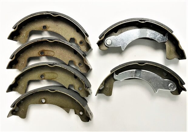 Brake shoe set 10inch. Vespacar P2 + Apecar P501